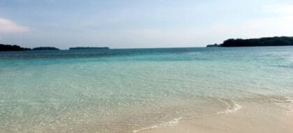 Suasana Pantai Pulau Dholpin Kepulauan Seribu