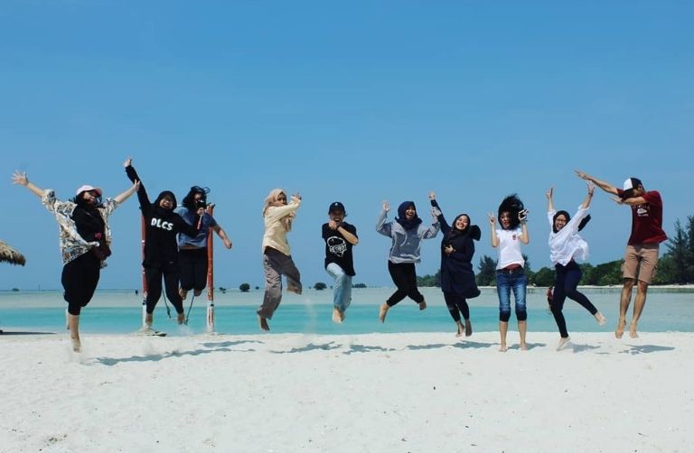 Seru Seruan Di Pantai Perawan Pulau Pari