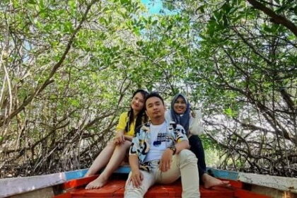 Jelajah Hutan Mangrove Wisata Pulau Pari